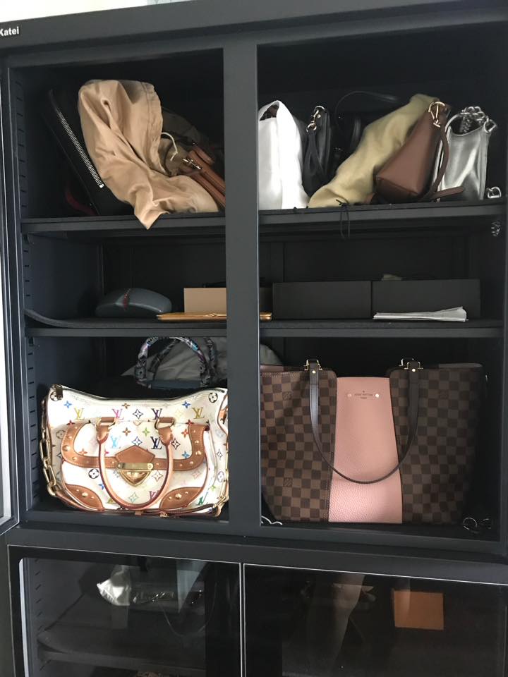 Ngoài ra, tủ chống ẩm Nikatei được thiết kế nhiều tầng, ngăn khác nhau giúp bạn có thể để được nhiều chiếc túi hàng hiệu của mình bên trong và luôn giữ được dáng của những chiếc túi.